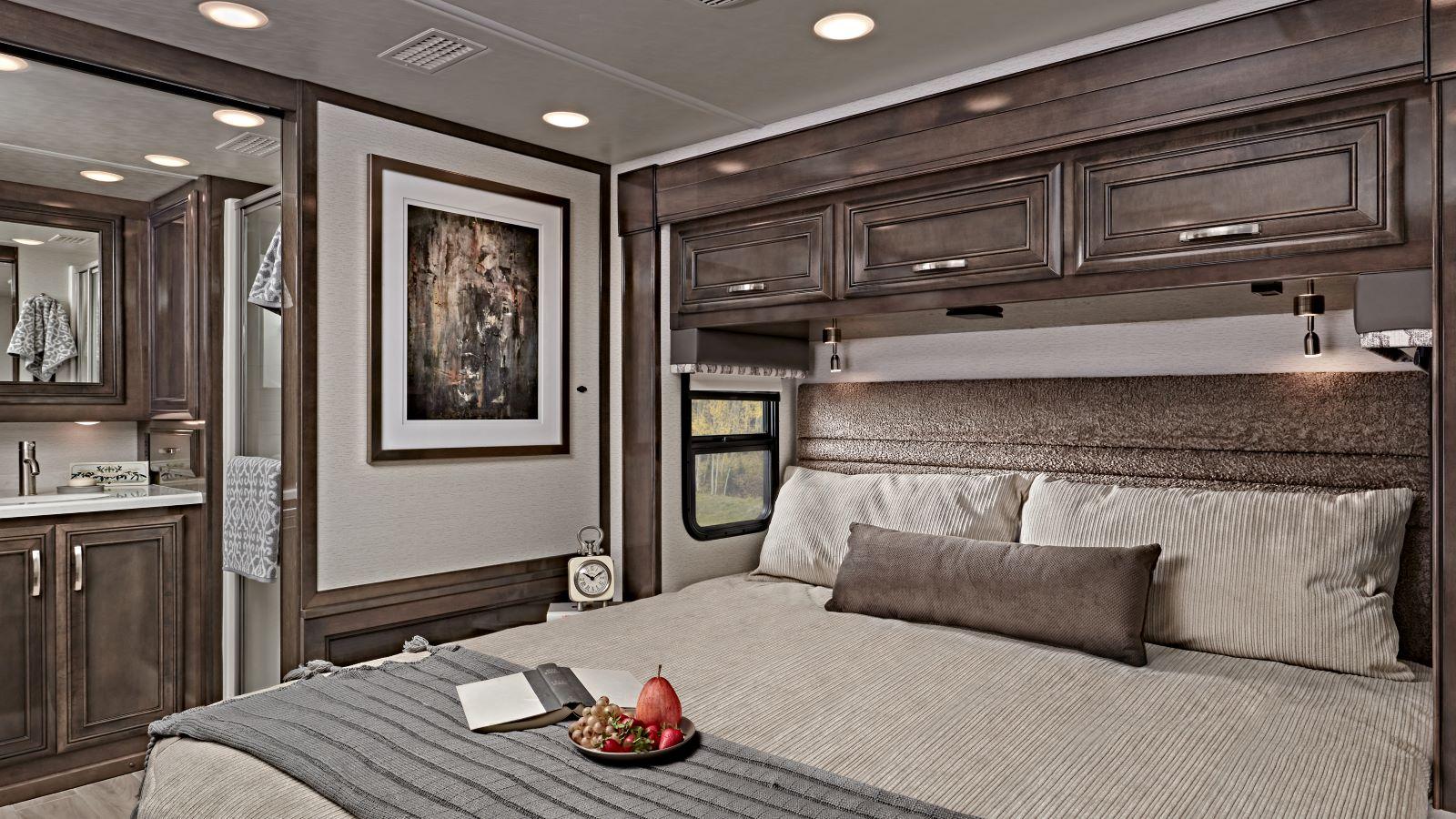 https://www.jayco.com/uploads/rvs/images/118110-img-Embark23_39T2_bedroom.jpg